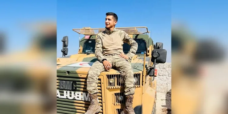 Park halindeki tıra çarpan minibüs kağıt gibi ezildi: 1 ölü