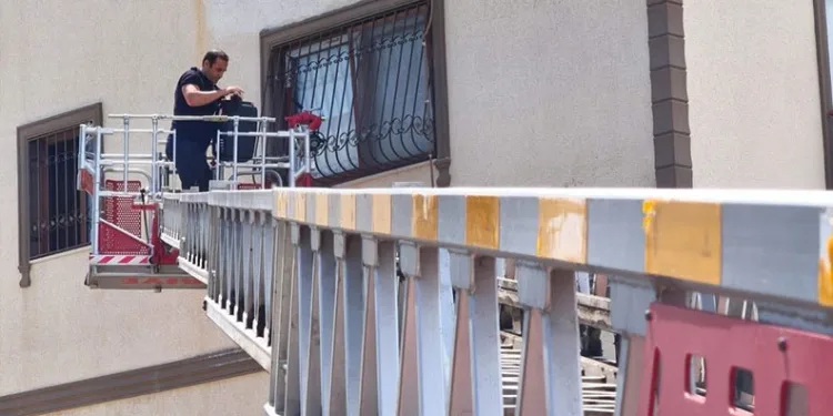 Kazada yaralanan baba, ağlayan oğlunun elini tutarak sakinleştirdi