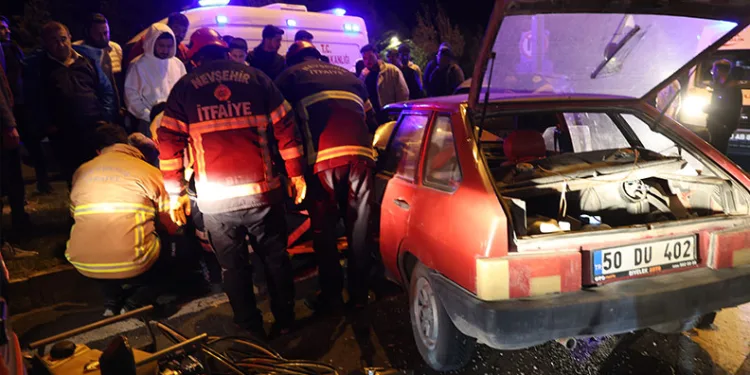 Seyir halindeki minibüs alev aldı