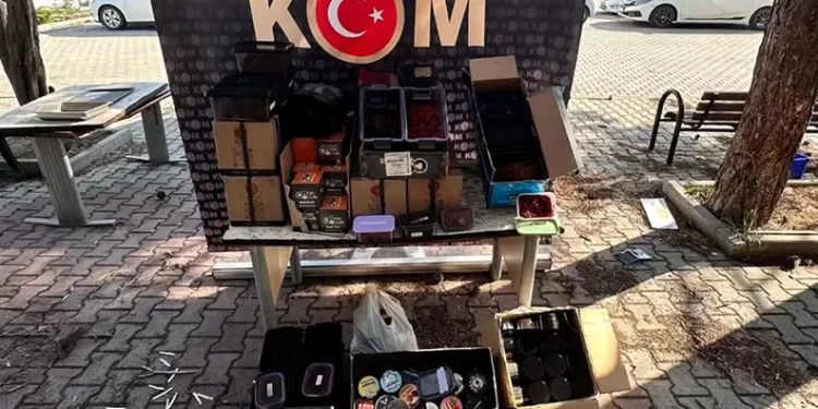 Çanakkale’de rüzgar gülü kanadı taşıyan tır devrildi