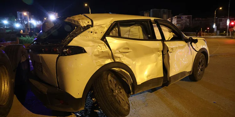 Seyir halindeki minibüs alev aldı