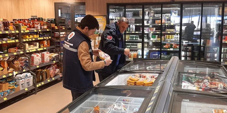 Çaldığı ziynet eşyaları ve paralarla kaçamadan polise yakalandı