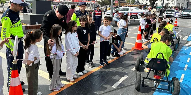 Bursa İl Jandarma Komutanlığı’ndan miniklere trafik dersi