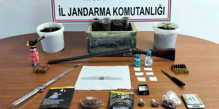Niğde’de jandarmadan uyuşturucu ve kaçak ürün operasyonu