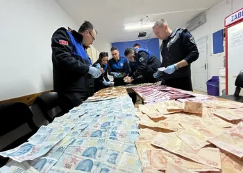 Kuzey Kore lideri Kim, savaş provasını andıran özel kuvvetler tatbikatını denetledi