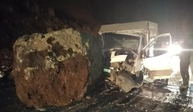 Dev kaya yoldan geçen araçların üzerine düştü