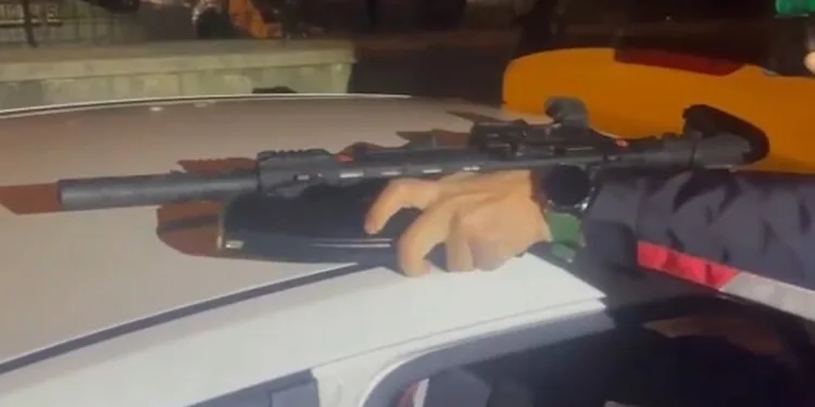 Dev kaya yoldan geçen araçların üzerine düştü