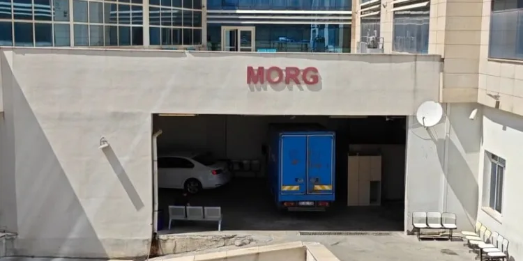 Dev kaya yoldan geçen araçların üzerine düştü