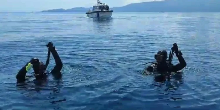 Dev kaya yoldan geçen araçların üzerine düştü
