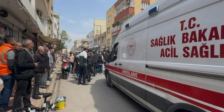 Dev kaya yoldan geçen araçların üzerine düştü