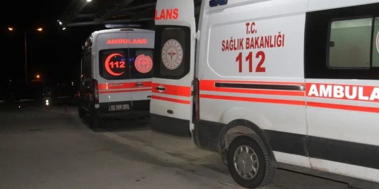Dev kaya yoldan geçen araçların üzerine düştü