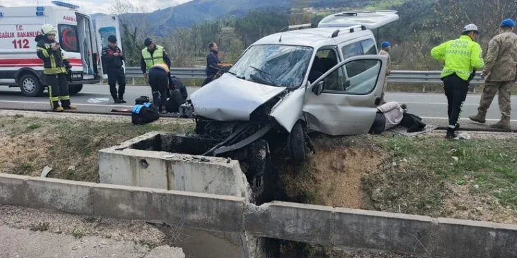 Dev kaya yoldan geçen araçların üzerine düştü