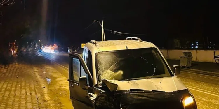 Dev kaya yoldan geçen araçların üzerine düştü