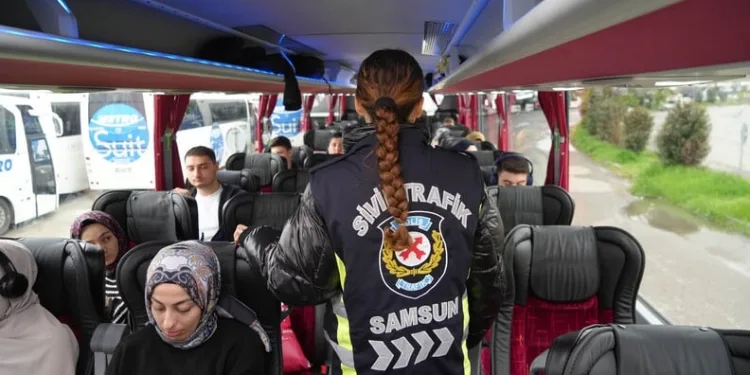 Dev kaya yoldan geçen araçların üzerine düştü