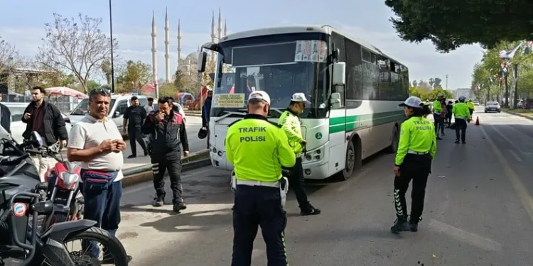 Karnavala giderken otobüsle çarpıştı: 1 ölü, 1 yaralı