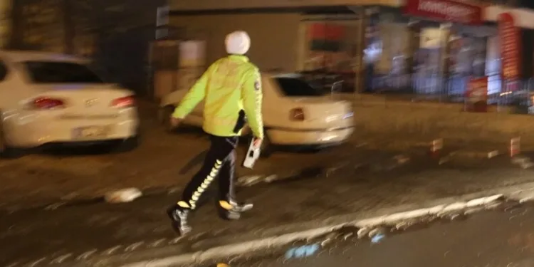 Polis, uygulama noktasını görünce geri geri kaçan aracı koşarak böyle yakaladı