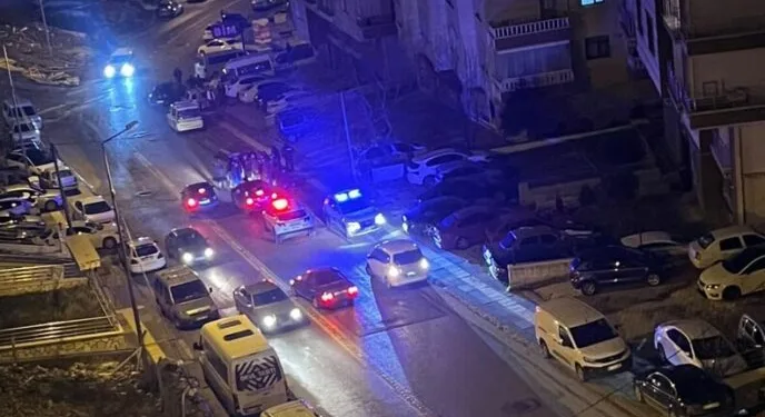 Polis, uygulama noktasını görünce geri geri kaçan aracı koşarak böyle yakaladı
