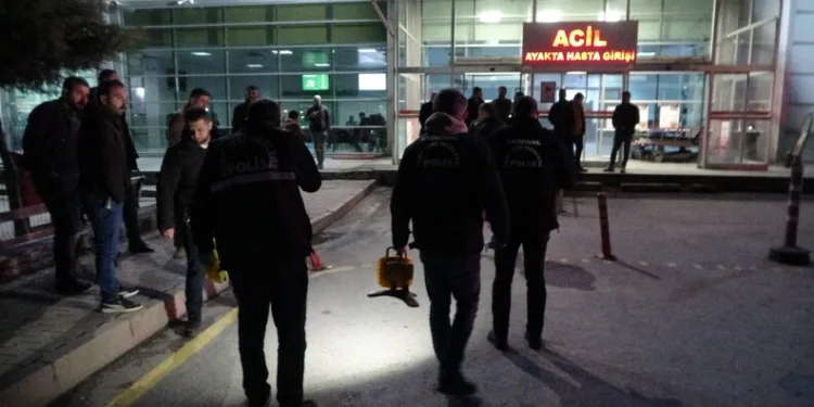 Polis, uygulama noktasını görünce geri geri kaçan aracı koşarak böyle yakaladı
