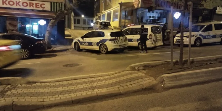 Polis, uygulama noktasını görünce geri geri kaçan aracı koşarak böyle yakaladı