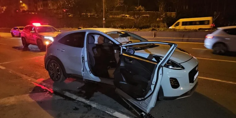 Polis, uygulama noktasını görünce geri geri kaçan aracı koşarak böyle yakaladı