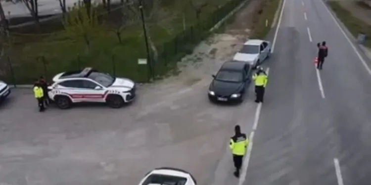 Polis, uygulama noktasını görünce geri geri kaçan aracı koşarak böyle yakaladı