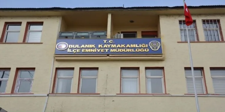 Polis, uygulama noktasını görünce geri geri kaçan aracı koşarak böyle yakaladı