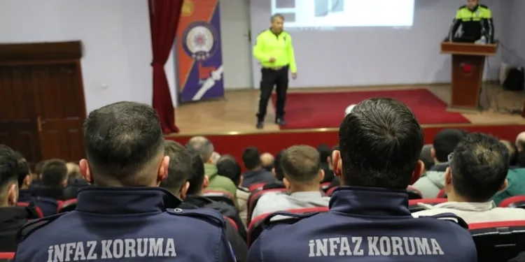 Polis, uygulama noktasını görünce geri geri kaçan aracı koşarak böyle yakaladı