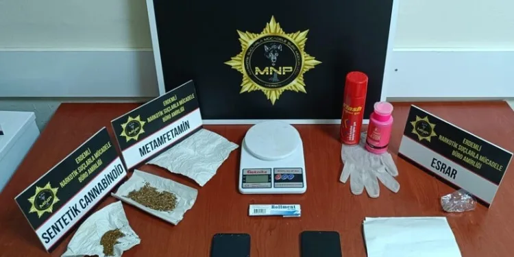 Polis, uygulama noktasını görünce geri geri kaçan aracı koşarak böyle yakaladı