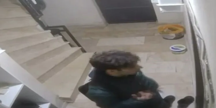 Polis, uygulama noktasını görünce geri geri kaçan aracı koşarak böyle yakaladı