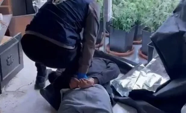 Polis, uygulama noktasını görünce geri geri kaçan aracı koşarak böyle yakaladı