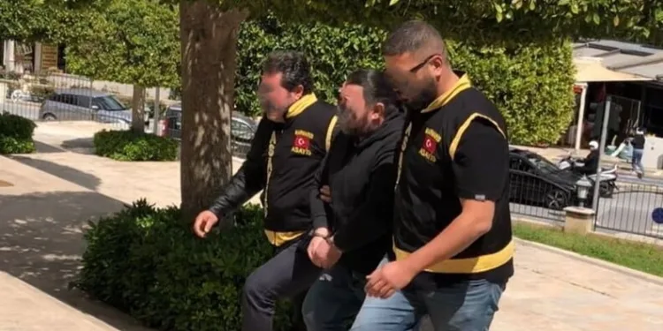 Polis, uygulama noktasını görünce geri geri kaçan aracı koşarak böyle yakaladı