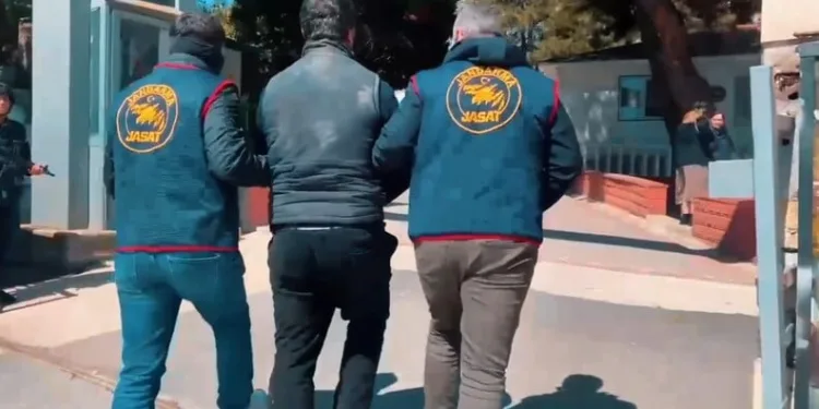 Polis, uygulama noktasını görünce geri geri kaçan aracı koşarak böyle yakaladı