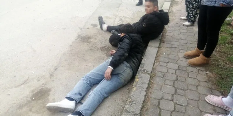 Polis, uygulama noktasını görünce geri geri kaçan aracı koşarak böyle yakaladı