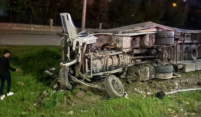Polis, uygulama noktasını görünce geri geri kaçan aracı koşarak böyle yakaladı