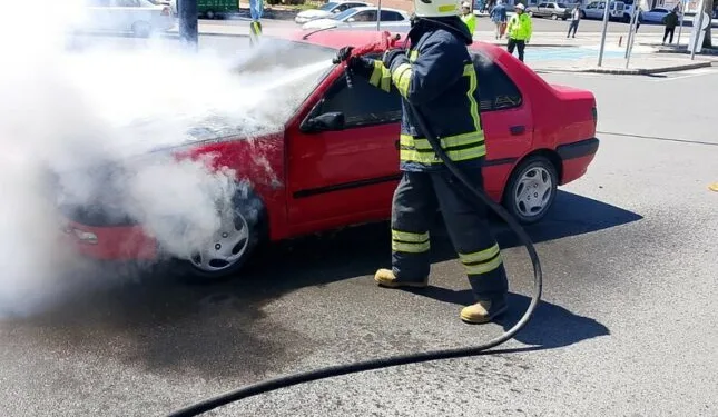 Polis, uygulama noktasını görünce geri geri kaçan aracı koşarak böyle yakaladı