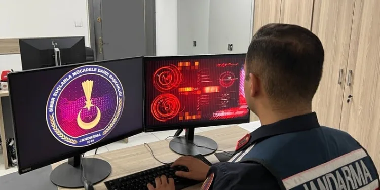 Polis, uygulama noktasını görünce geri geri kaçan aracı koşarak böyle yakaladı