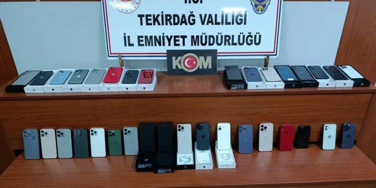 Polis, uygulama noktasını görünce geri geri kaçan aracı koşarak böyle yakaladı