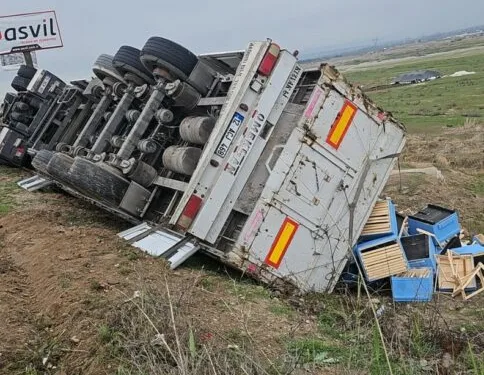 Polis, uygulama noktasını görünce geri geri kaçan aracı koşarak böyle yakaladı