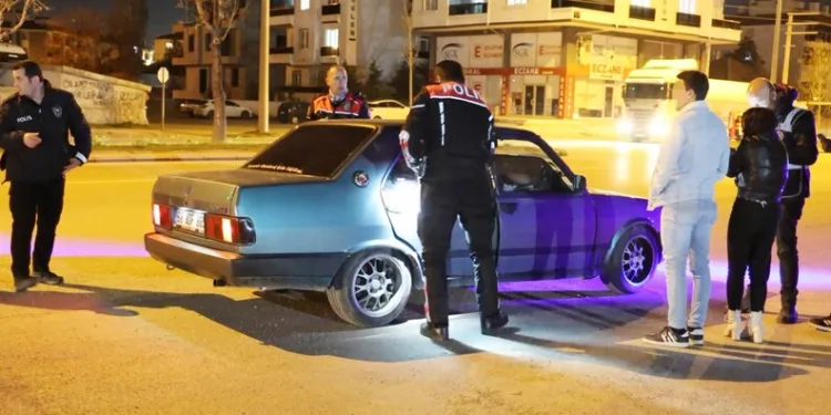 Sürücüsü kalp krizi geçiren otomobil ağaca çarptı: 1 ölü
