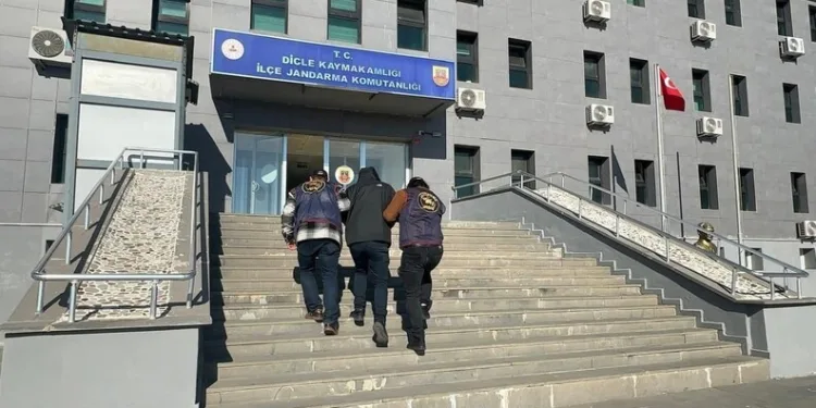 Sürücüsü kalp krizi geçiren otomobil ağaca çarptı: 1 ölü