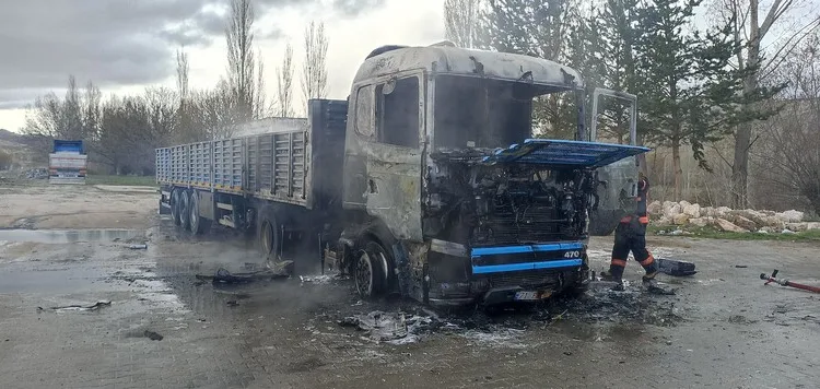 İlaçlama yaparken devrilen traktörün altında kalan yaşlı adam hayatını kaybetti