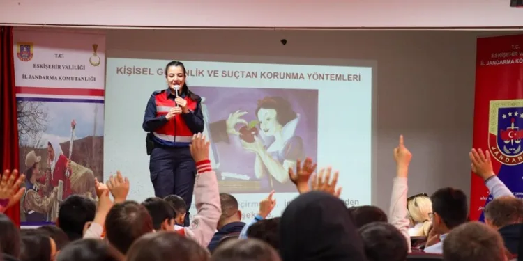 İlaçlama yaparken devrilen traktörün altında kalan yaşlı adam hayatını kaybetti