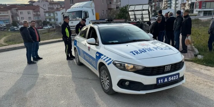 İlaçlama yaparken devrilen traktörün altında kalan yaşlı adam hayatını kaybetti