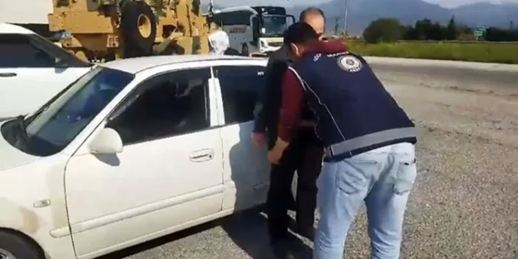 İlaçlama yaparken devrilen traktörün altında kalan yaşlı adam hayatını kaybetti