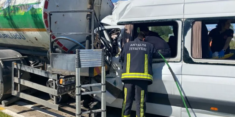 İlaçlama yaparken devrilen traktörün altında kalan yaşlı adam hayatını kaybetti