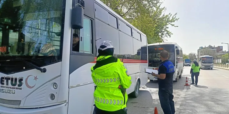 Seyir halindeki traktör ikiye bölündü: 1 ölü, 1 yaralı