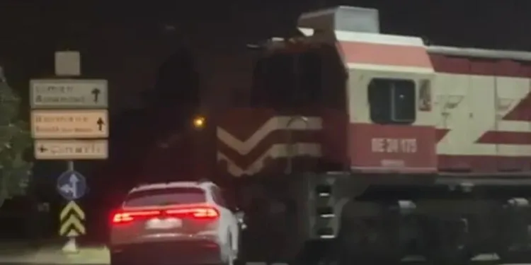 Seyir halindeki traktör ikiye bölündü: 1 ölü, 1 yaralı