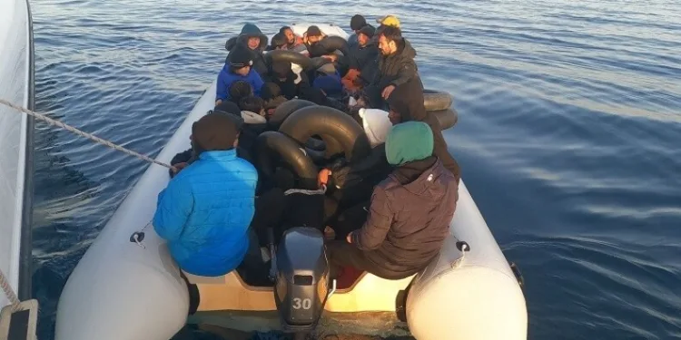 İzmir açıklarında 29 düzensiz göçmen yakalandı