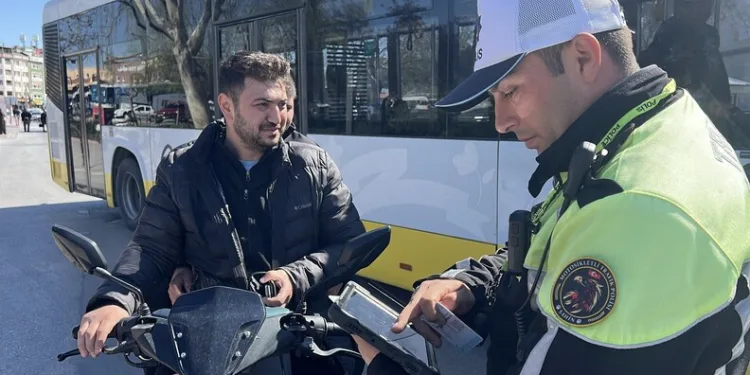 İzmir açıklarında 29 düzensiz göçmen yakalandı