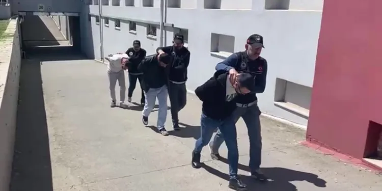 İzmir açıklarında 29 düzensiz göçmen yakalandı